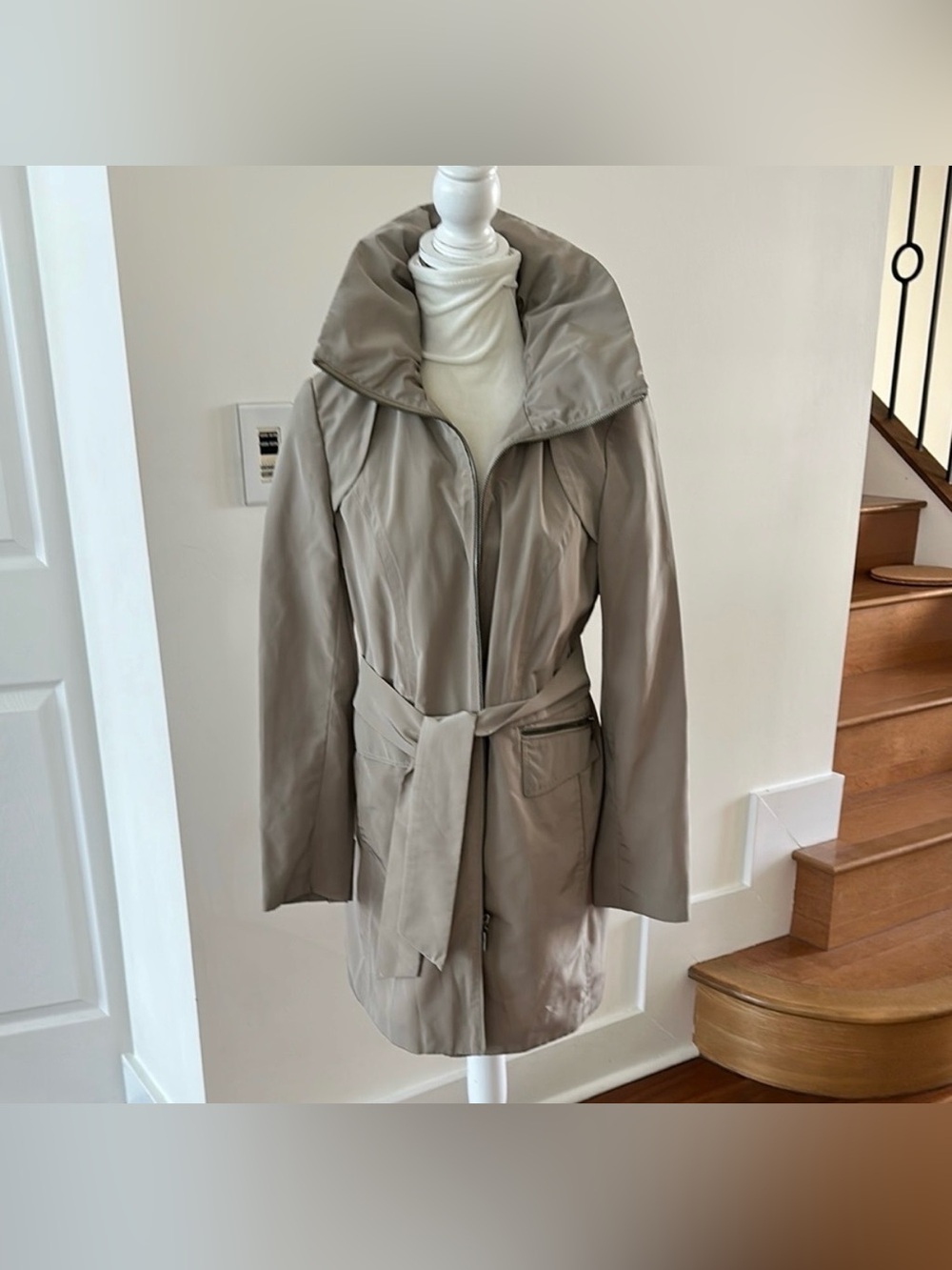 COLE HAAN LADIES RAIN COAT ATTACHED BELT
HIDDEN HOOD SIZE SMALL